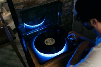 Hi-Fi Lenco LS-50LEDBK gramofon s reproduktory a LED osvětlením