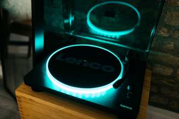 Hi-Fi Lenco LS-50LEDBK gramofon s reproduktory a LED osvětlením