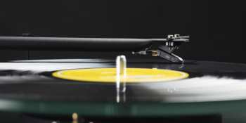 Hi-Fi Pro-ject T1 Evo Phono + Om10 - Piano černá
